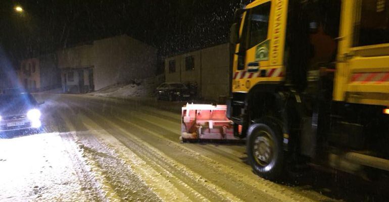 Una máquina quitanieves trabaja en una carretera de la provincia.