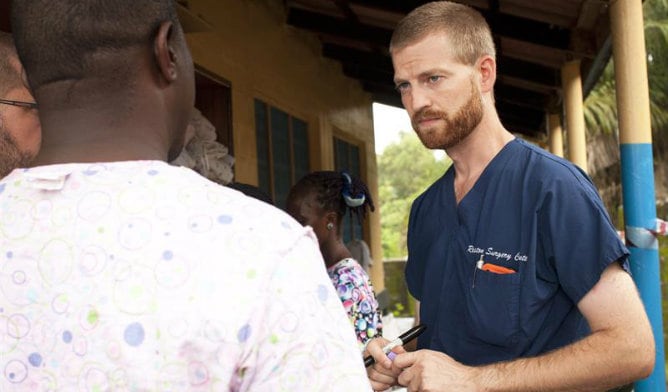 El doctor Kent Brantly trabajando en un tratamiento contra el Ébola el 23 de junio de 2014, en Foya (Liberia).