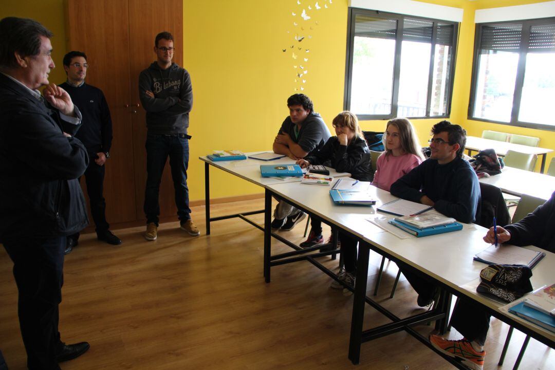 Alumnos y profesores del programa mixto de formación y empleo en jardineria atienden a la presentación que realiza el alcalde de Cuéllar