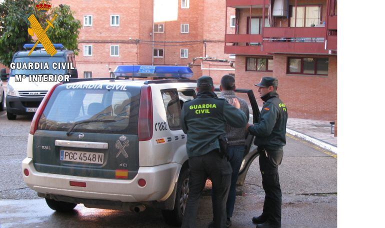 La Guardia Civil se lleva al detenido