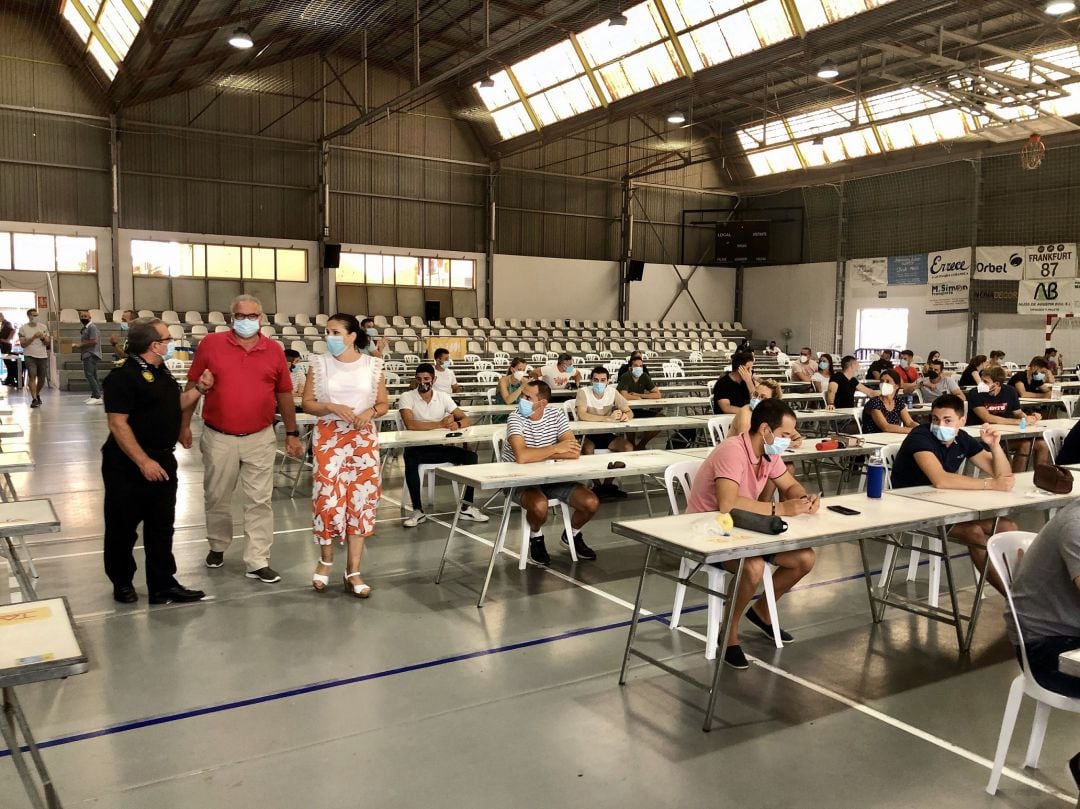 El polideportivo acoge el examen con distancia de seguridad, gel y mascarillas