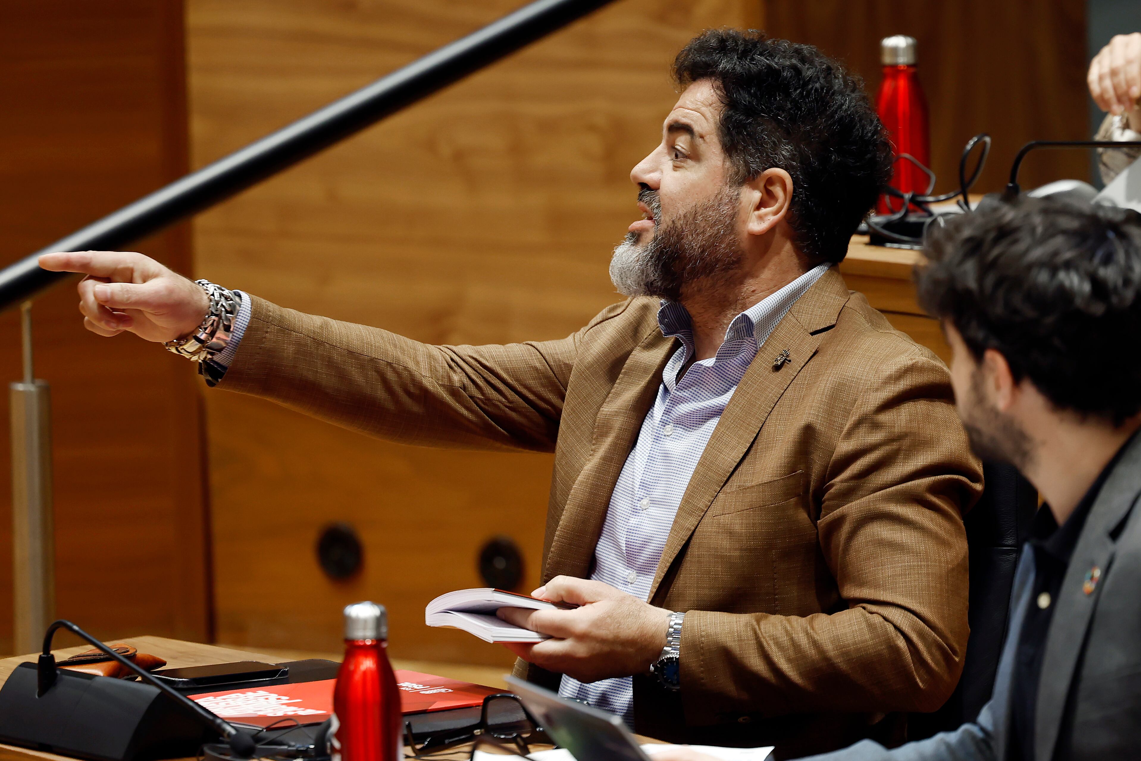 El portavoz del PSN, Ramón Alzórriz, en un pleno en el Parlamento de Navarra