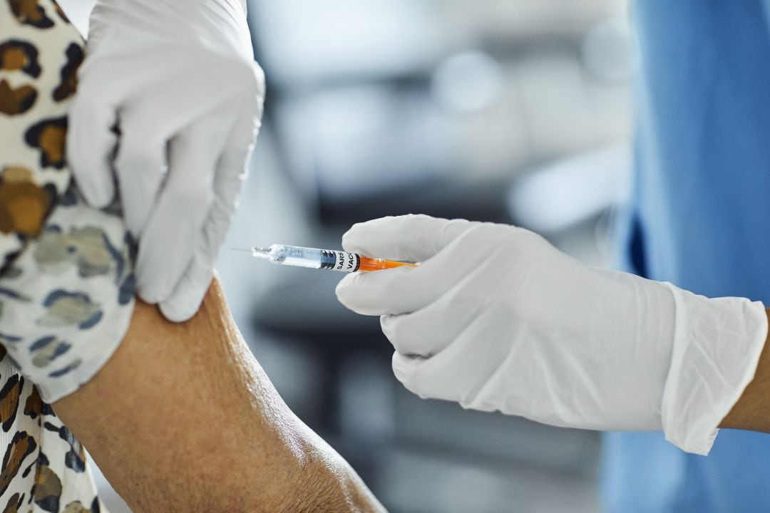 Una mujer se pone la vacuna contra la COVID-19.