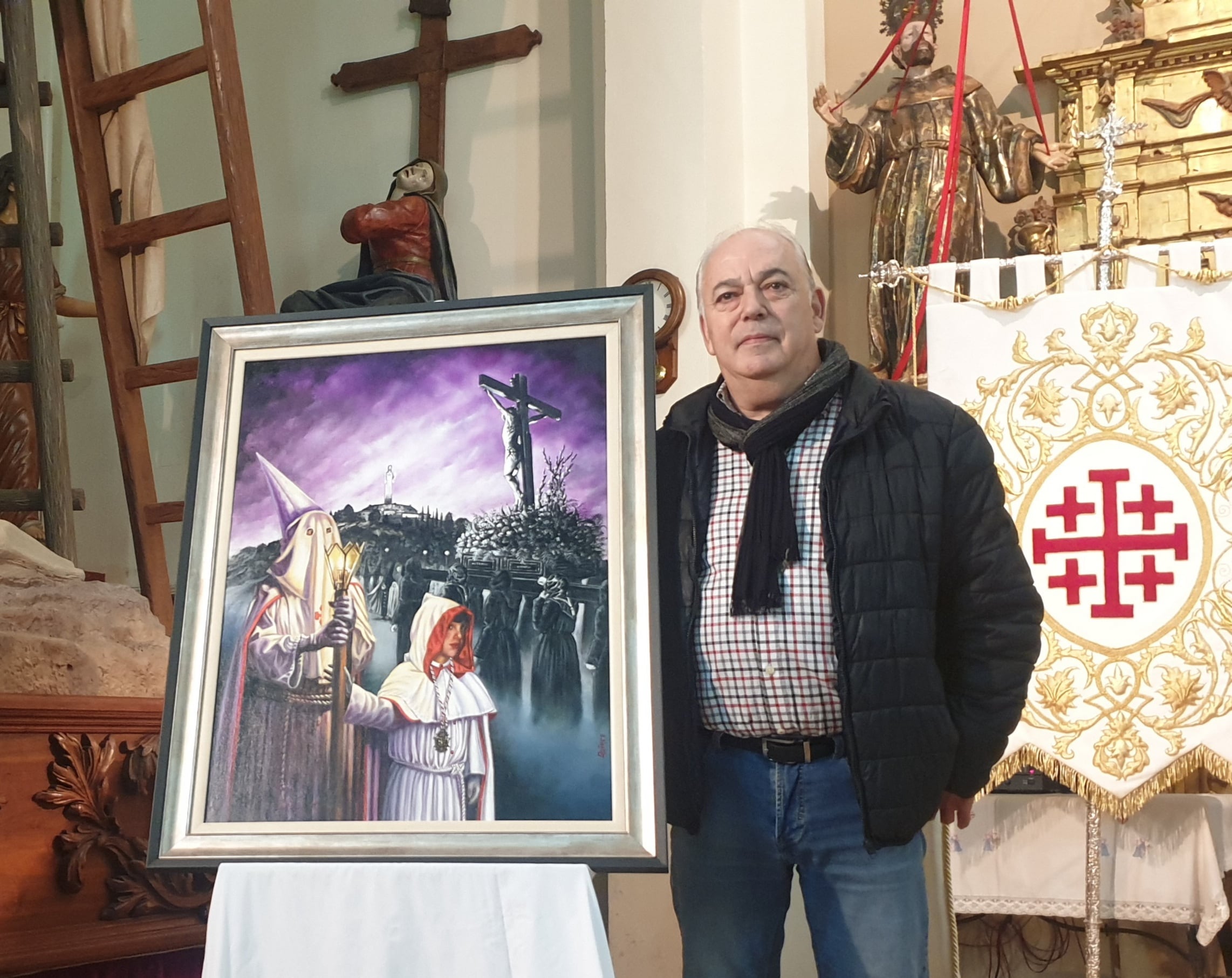 El artista palentino José Luis Quirce posa junto a la obra de su autoría que protagonizará el cartel de la Semana Santa de Palencia de 2023