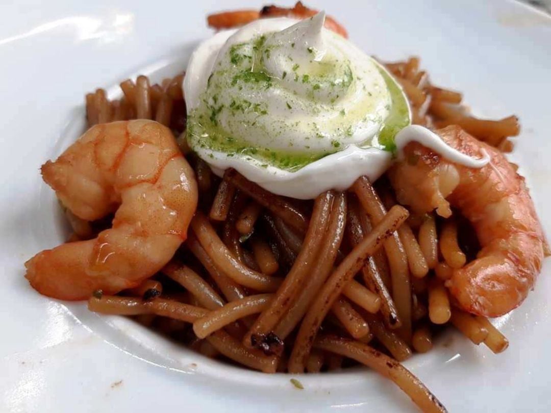 Fideos tostados con marisco y alioli