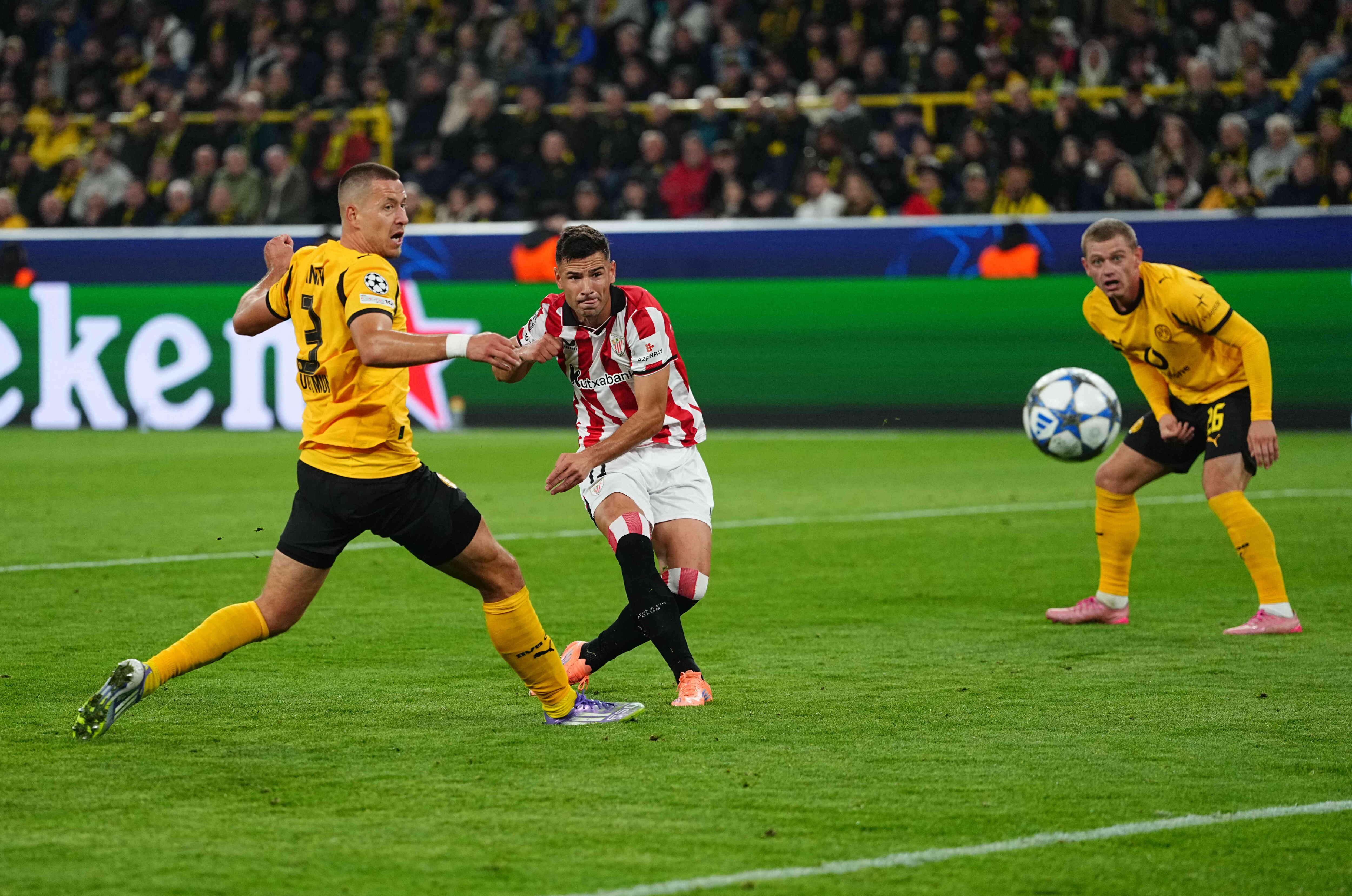 Guruzeta golpea el balón para batir la portería de Kobel