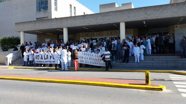 Personal sanitario protesta contra la fusión hospitalaria en Huelva.