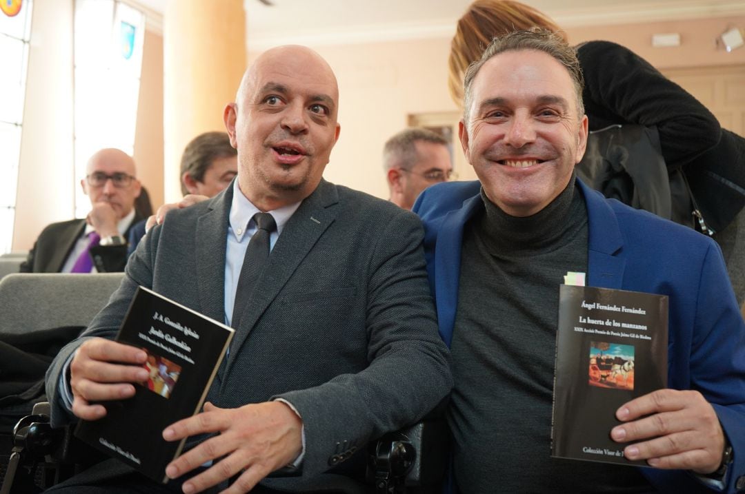 El ganador del premio Jaime Gil de Biedma, Juan Antonio González Iglesias - izquierda - y Angel Fernández instantes antes de la entrega del premio. 