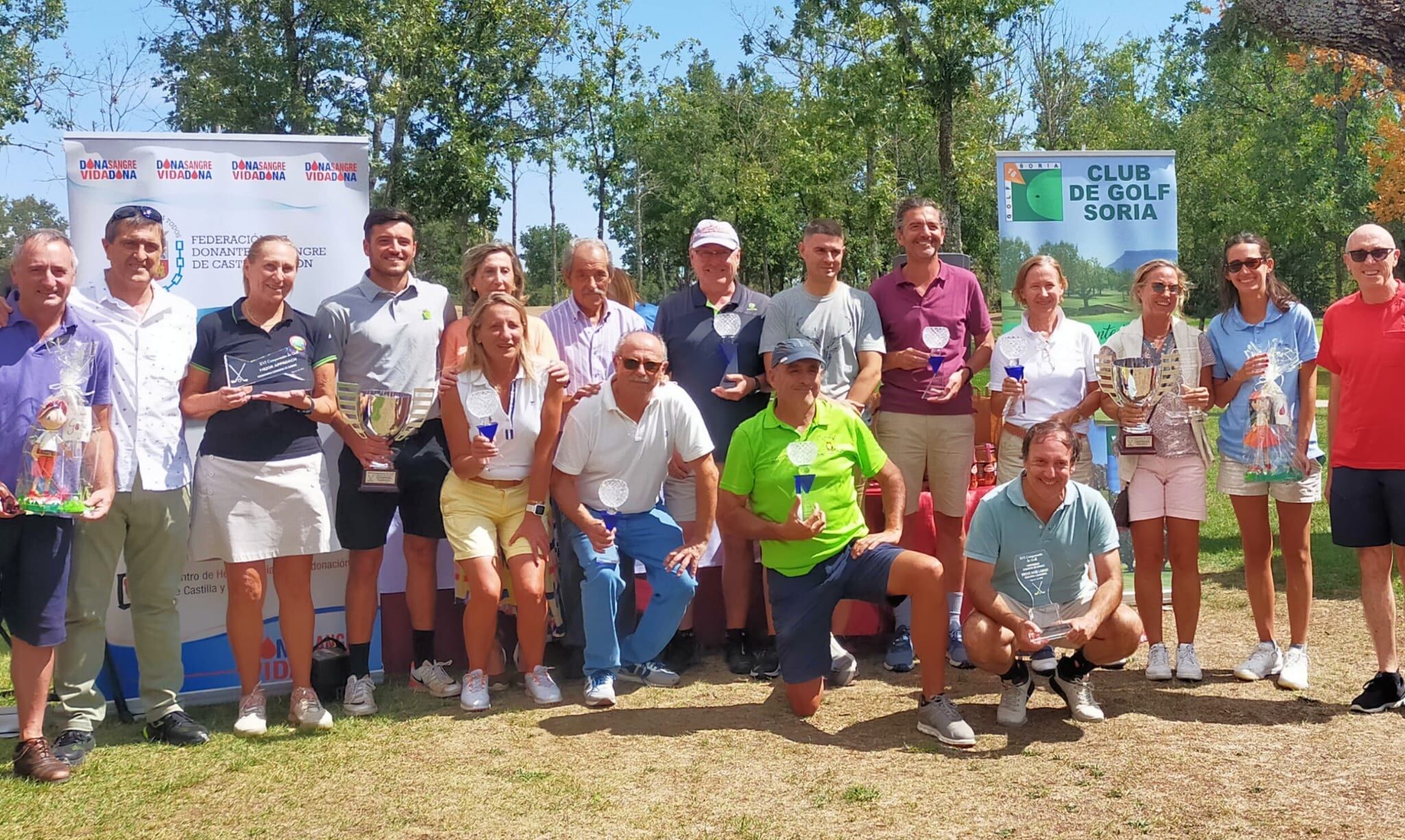 Entrega de premios tras el Torneo Hermandad de Donantes de Sangre en el campo de Pedrajas.