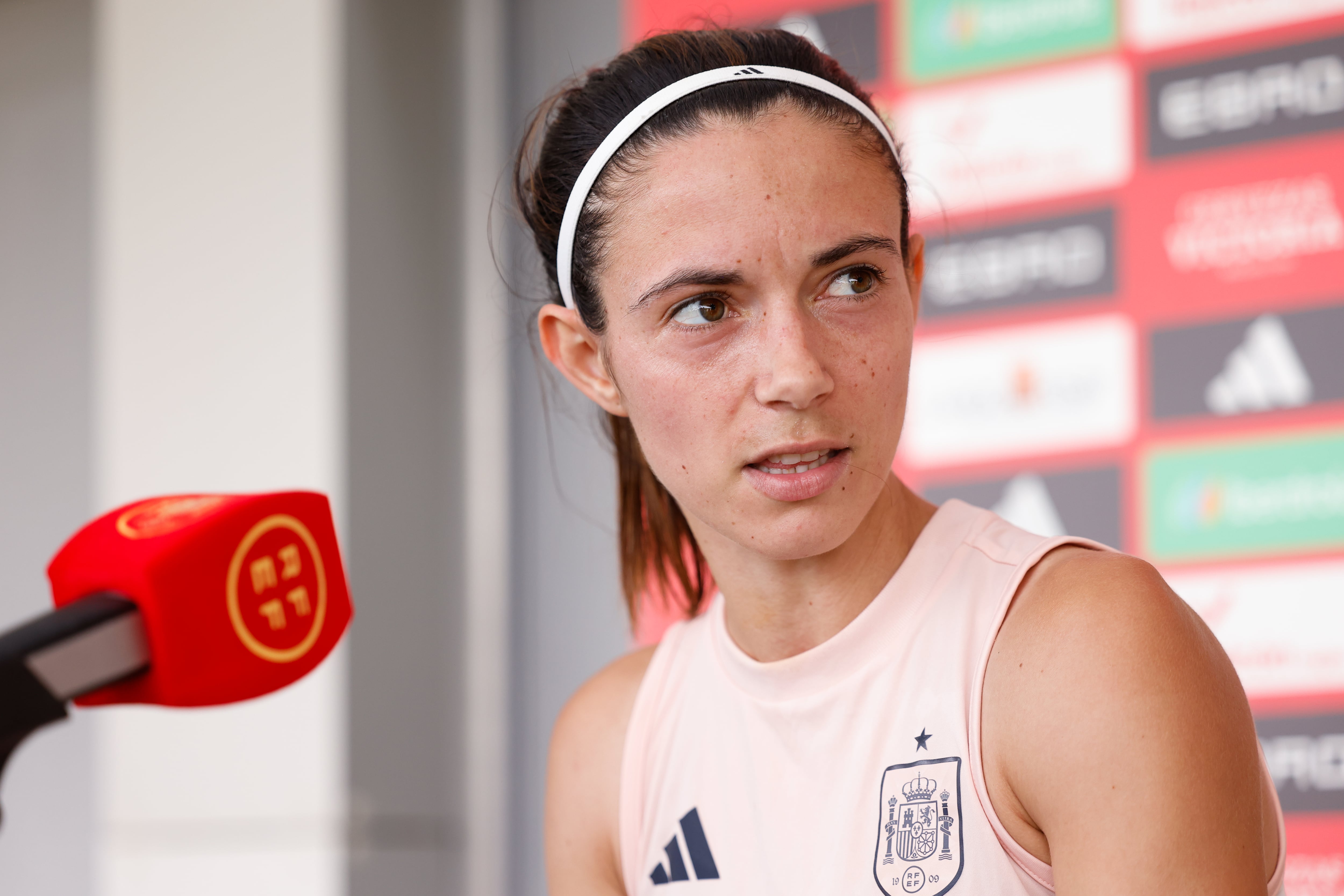 Aitana Bonmatí atiende a los medios de comunicación en la concentración de la Selección