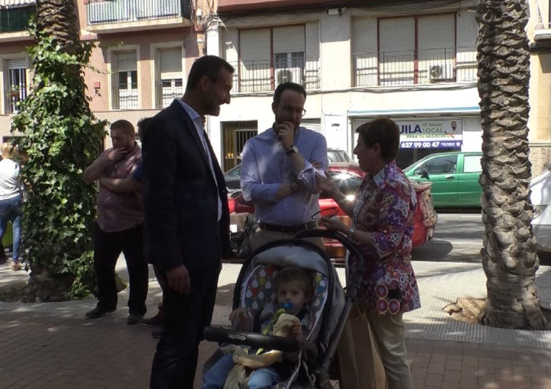 Carlos González y Héctor Díez charlan con una vecina del barrio