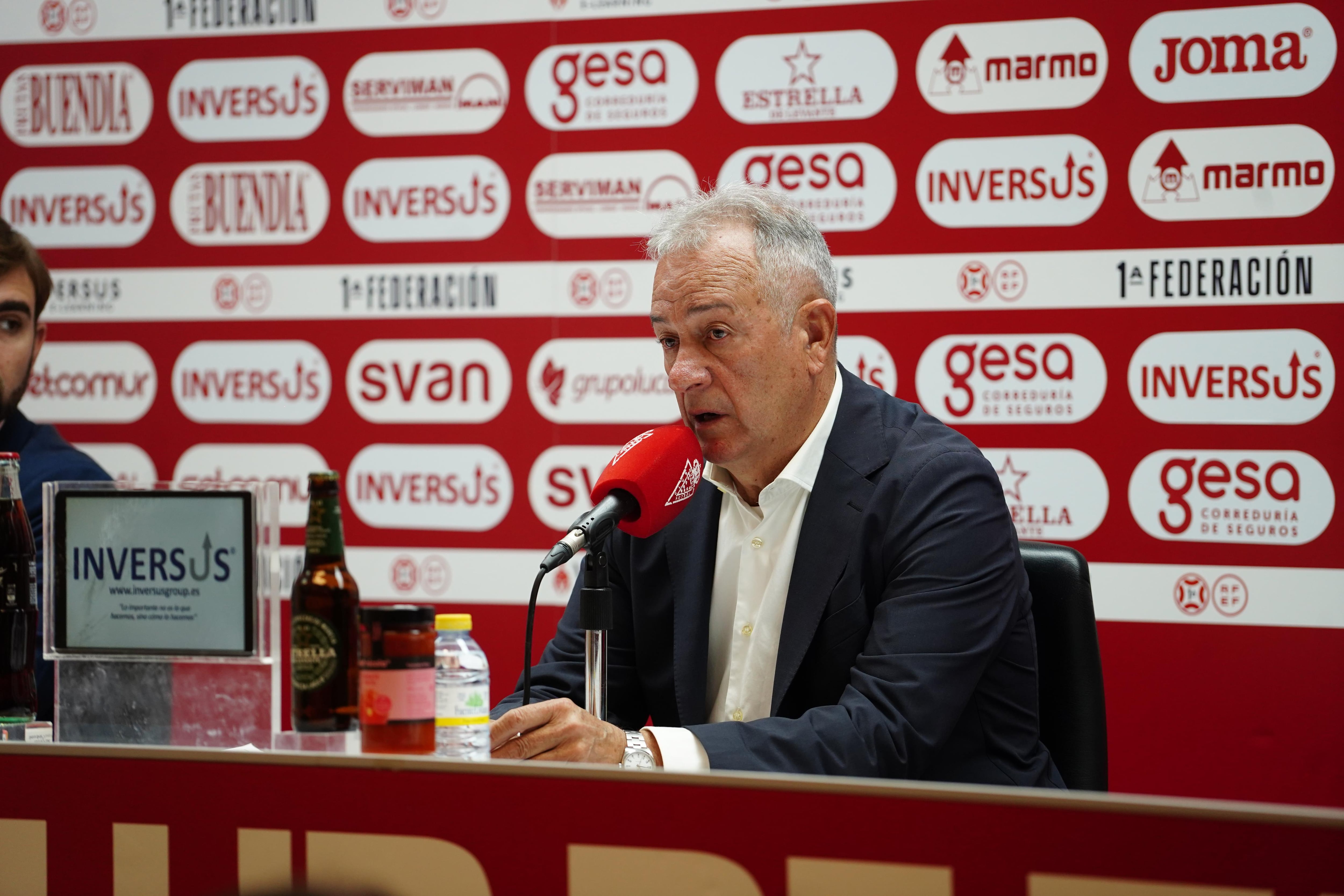 Felipe Moreno, presidente del Real Murcia, durante una rueda de prensa.