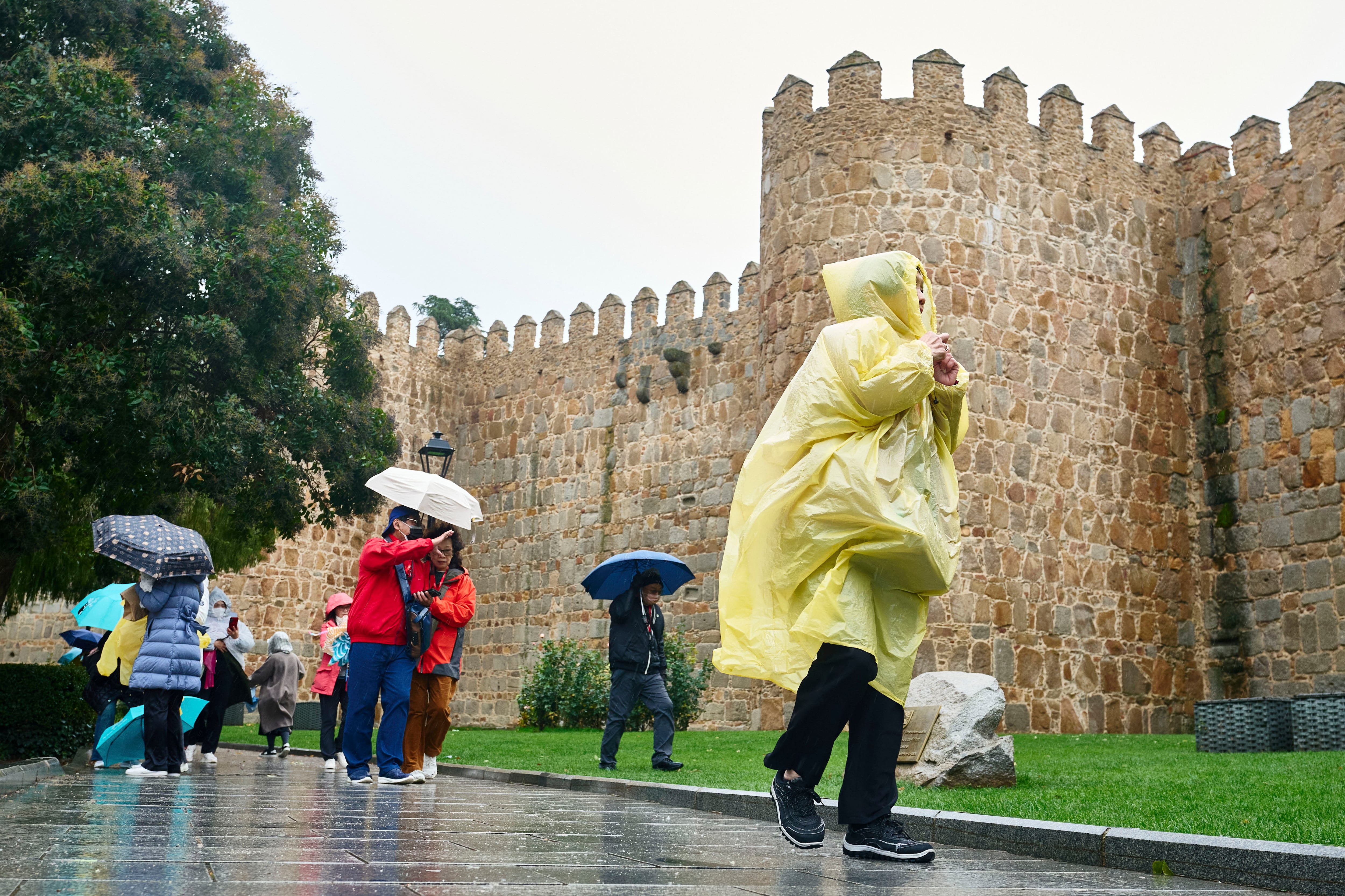 Varias personas se protegen de la lluvia este jueves en Ávila.