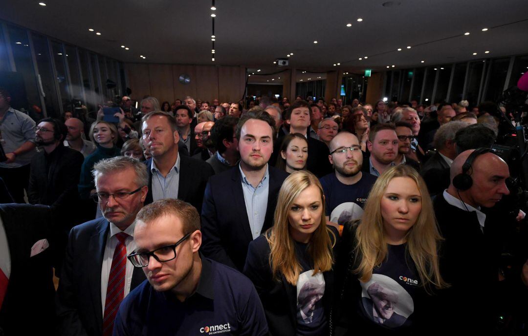 Los partidarios del partido Unión Demócrata Cristiana (CDU) reaccionan a las elecciones de primera salida durante las elecciones del estado de Hesse en Wiesbaden, Alemania