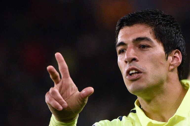 Barcelona's Uruguayan forward Luis Suarez celebrates after scoring during the UEFA Champions league quarter-final first leg football match PSG vs FC Barcelona at the Parc des Princes stadium in Paris on April 15, 2015.  AFP PHOTO / MARTIN BUREAU