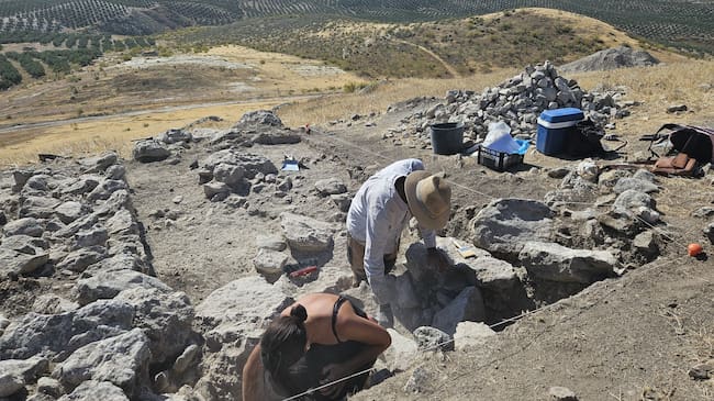 Trabajos en una de las zonas de los yacimientos arqueológicos de El Fontanar (Jódar)