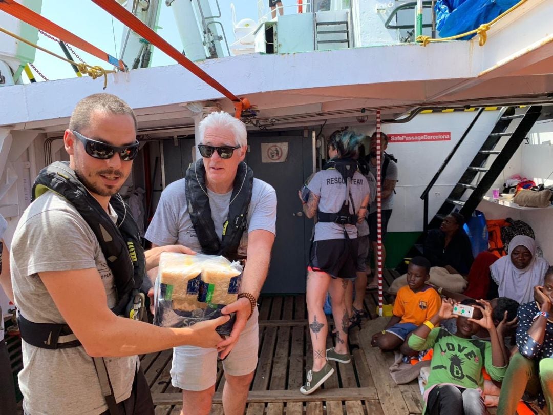 Richard Gere lleva alimentos al barco de Proactiva Open Arms.