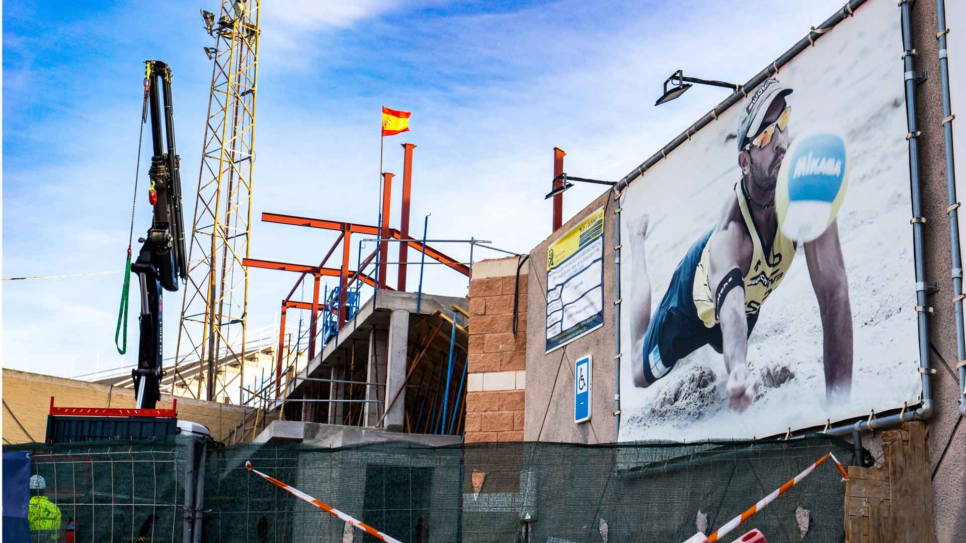 Imagen del exterior del pabellón Raúl Mesa en plena reforma