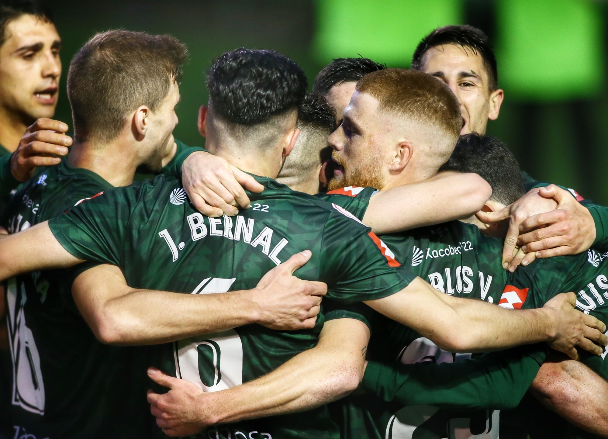 Los jugadores del Racing celebran uno de sus goles ante el Rayo Majadahonda este sábado en A Malata (foto: Cadena SER)