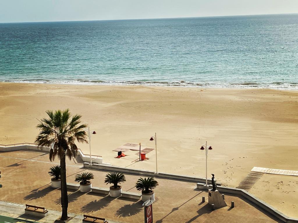 La playa de la Victoria, desierta durante el confinamiento