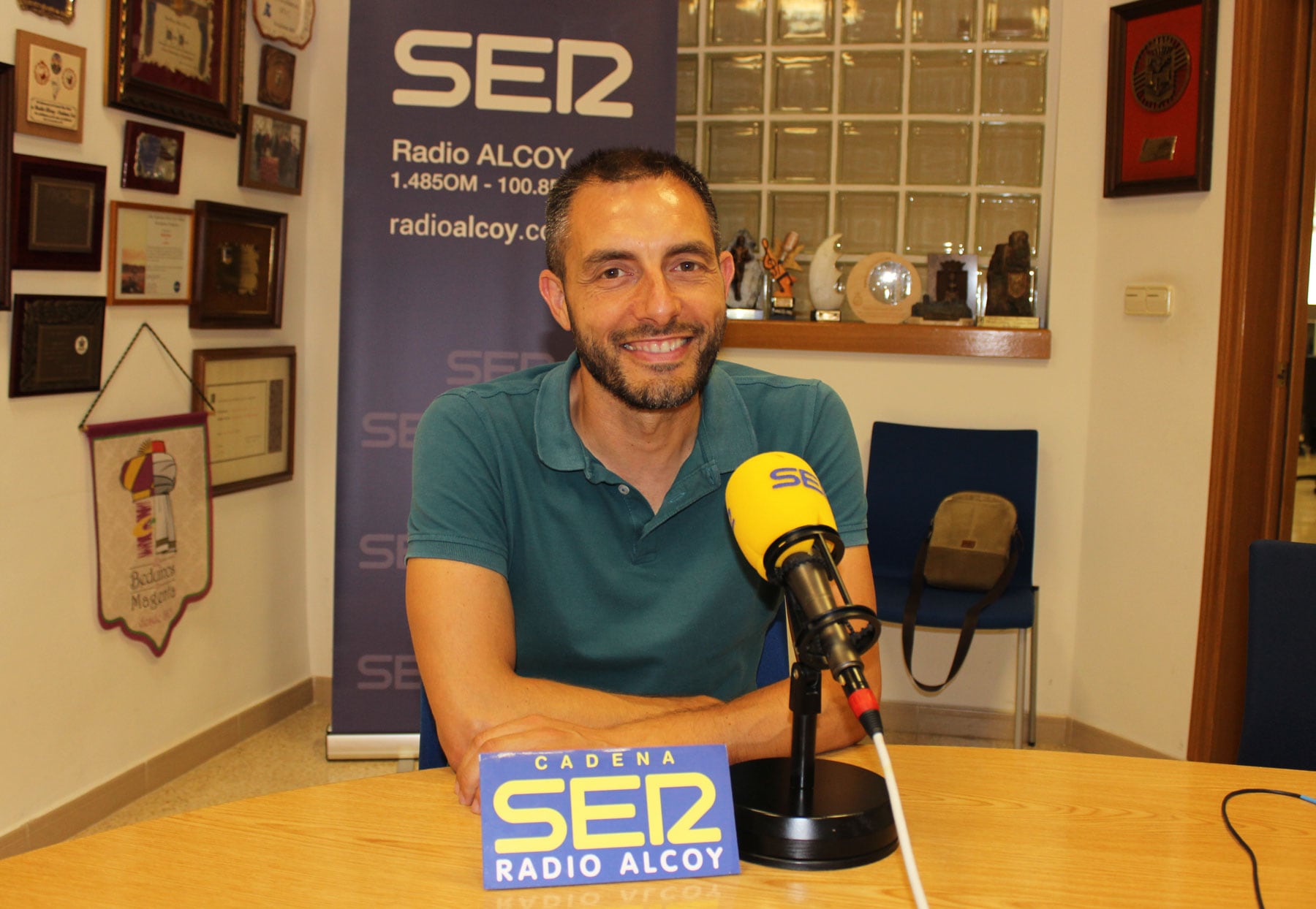 Josep Sempere, alcalde de Banyeres de Mariola, en l'estudi central de Radio Alcoy