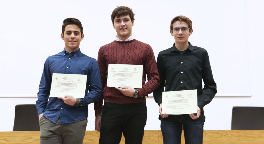 Los estudiantes ganadores de la fase local de la Olimpiada de Física. A la izquierda, Pablo Criado