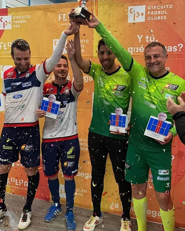 Los jugadores del Elche celebran el título de campeones de España