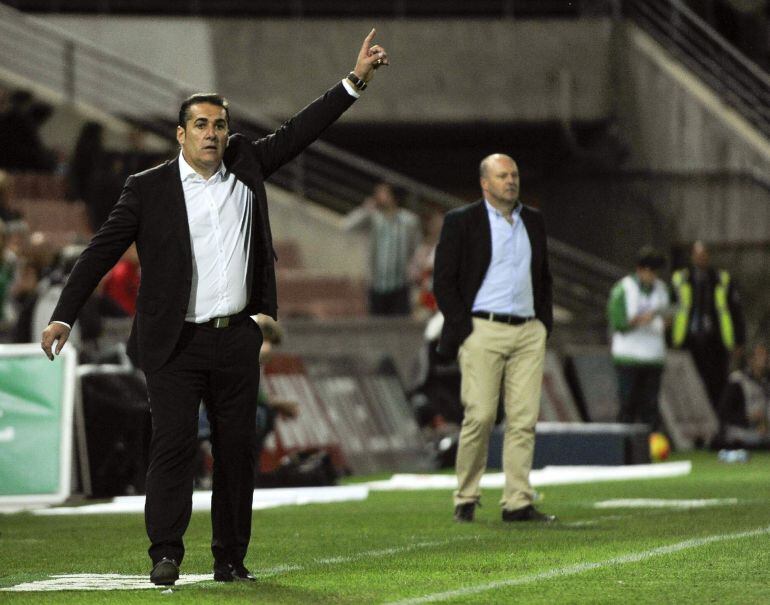 El técnico del Granada, José Ramón Sandoval (i), durante el encuentro correspondiente a la novena jornada de primera división, que han disputado esta noche frente al Betis en el Estadio Nuevo los Carmenes de Granada. 