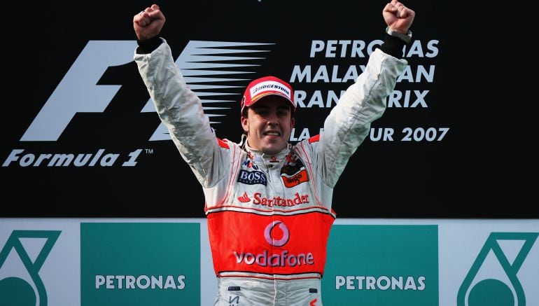 Alonso celebra su victoria en 2007 en Sepang