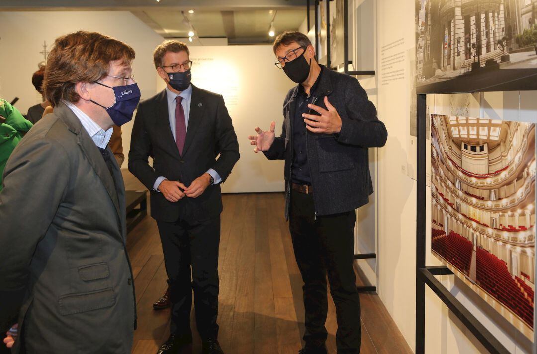 El presidente de la Xunta, Alberto Núñez Feijóo (c), acompañado del alcalde de Madrid, José Luis Martínez-Almeida (i), y del conselleiro de Cultura, Educación e Universidade, Román Rodríguez (d), visitó a exposición Antonio Palacios. 