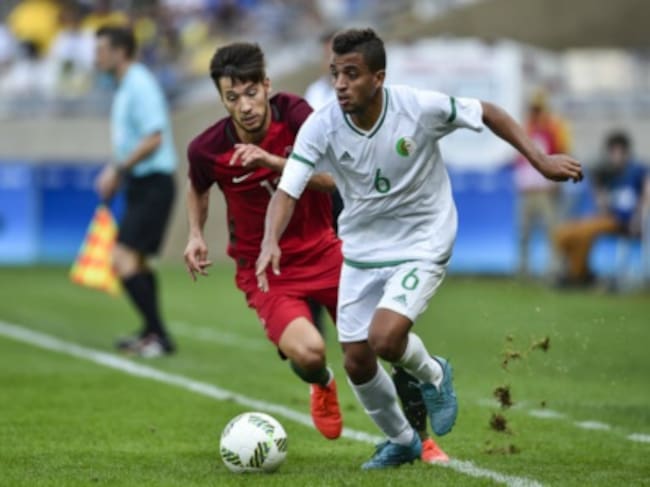 El centrocampista argelino Benkhemassa, disputando los Juegos Olímpicos de Río 2016