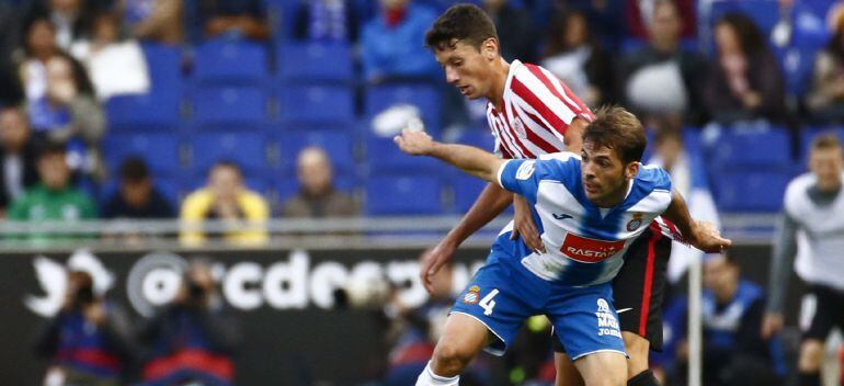 El centrocampista del RCD Espanyol Victor Sánchez (d) lucha por el balón con el centrocampista del Athletic de Bilbao Mikel Vesga (i), durante el partido de la undécima jornada de la Liga de Primera División disputado hoy en el RCDE Stadium de Cornellà-El