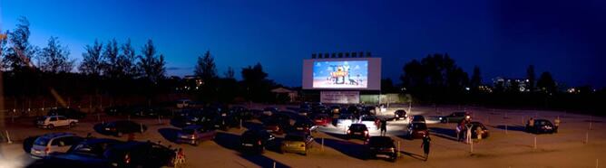 Ver una película desde el coche también es posible en España desde 1979, cuando nació en Denia el primer autocine.