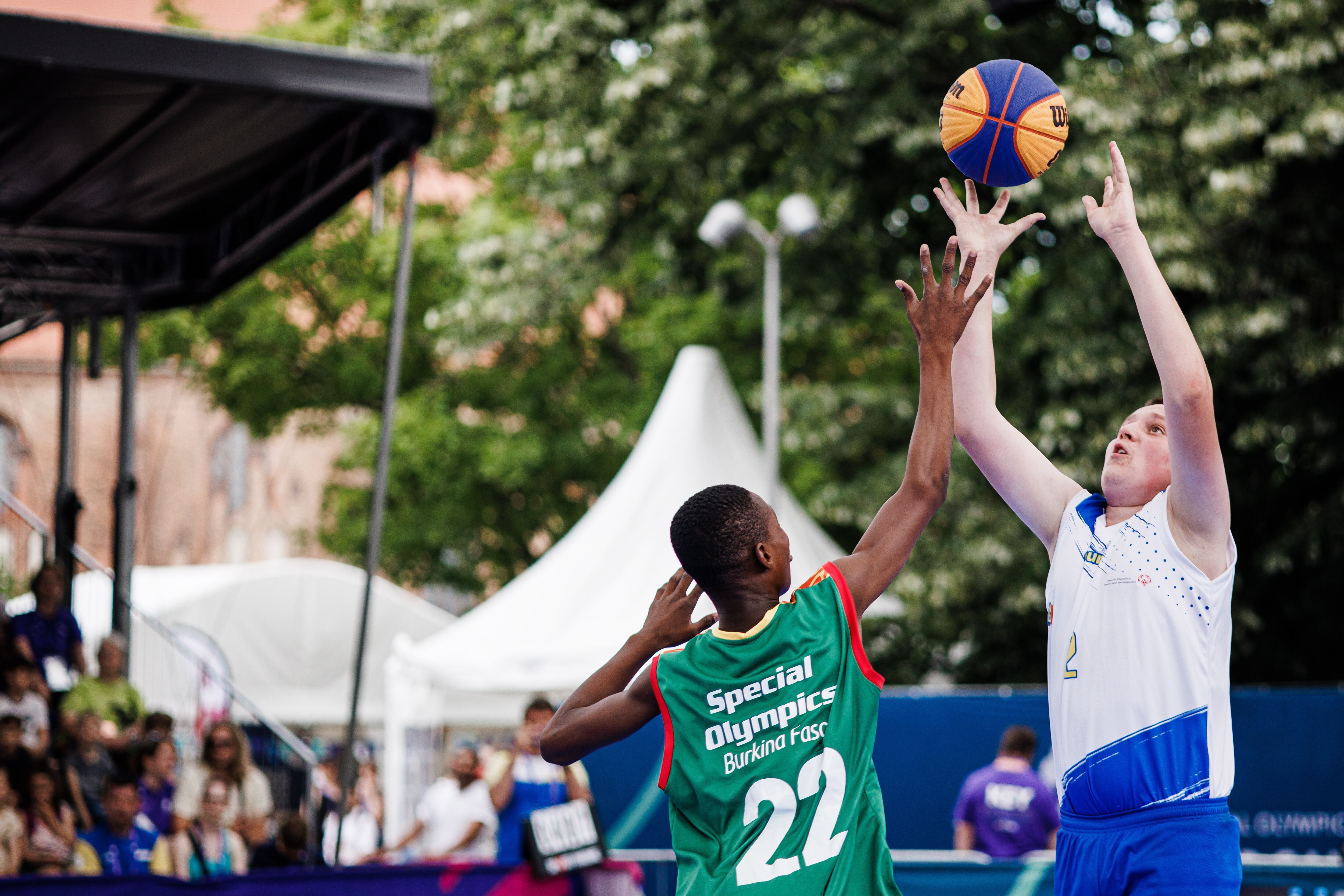 Foto de archivo de dos niños jugando al baloncesto