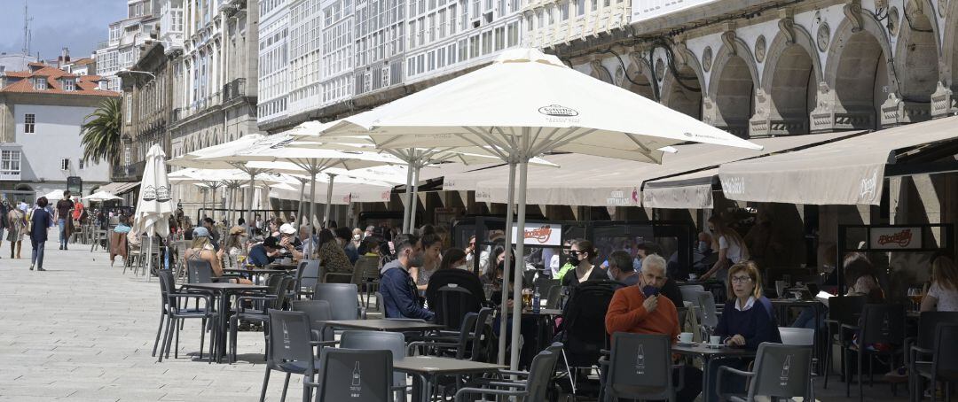 Archivo - Varias personas en la terraza de un bar en  A Coruña