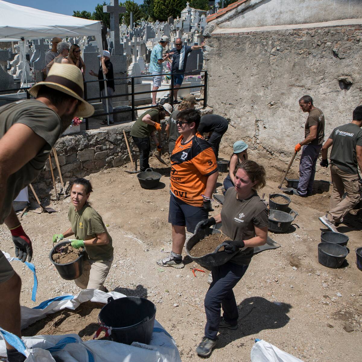 En marcha la segunda fase de las exhumaciones en el cementerio de Colmenar Viejo