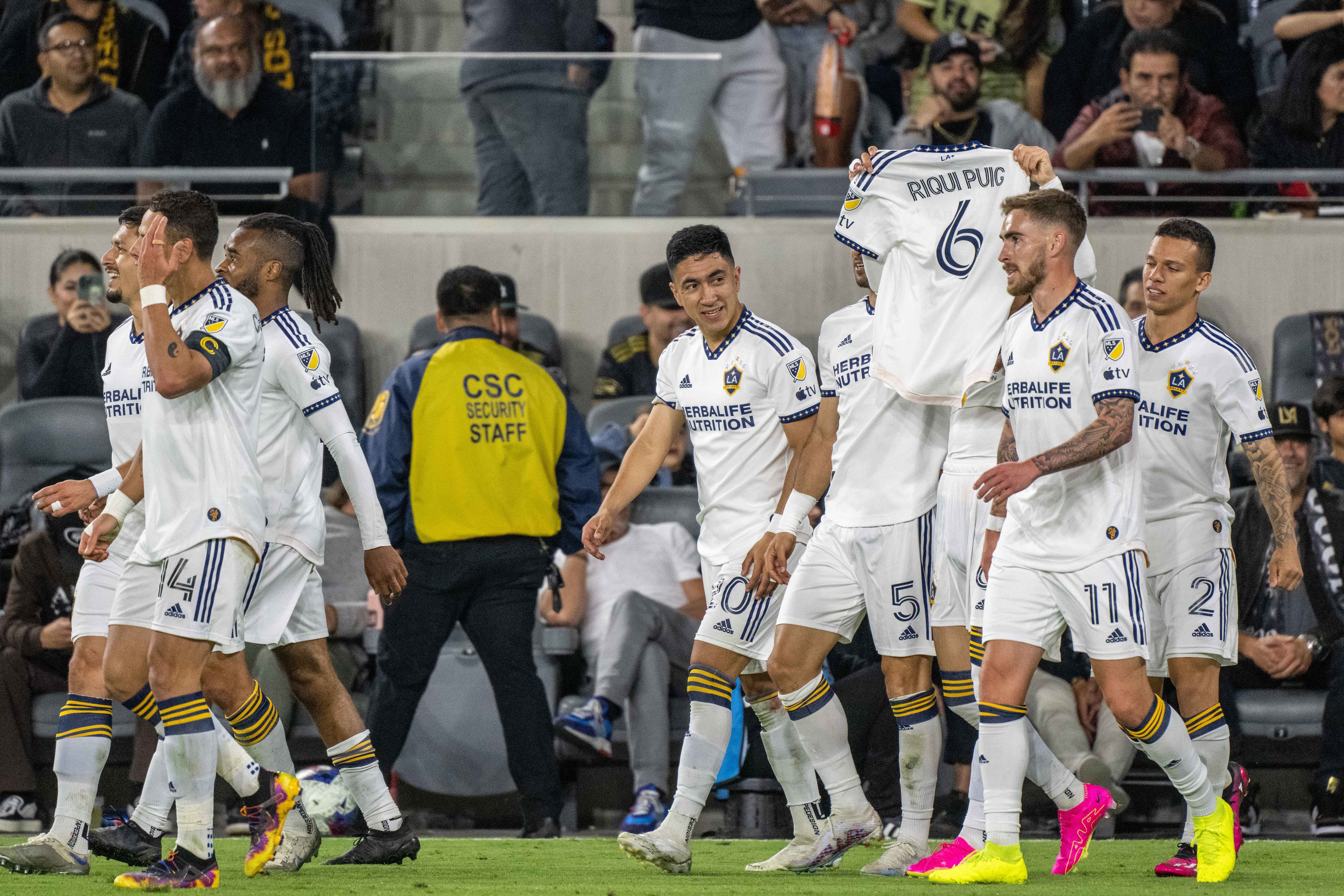 Riqui Puig celebra un gol con Los Ángeles Galaxy