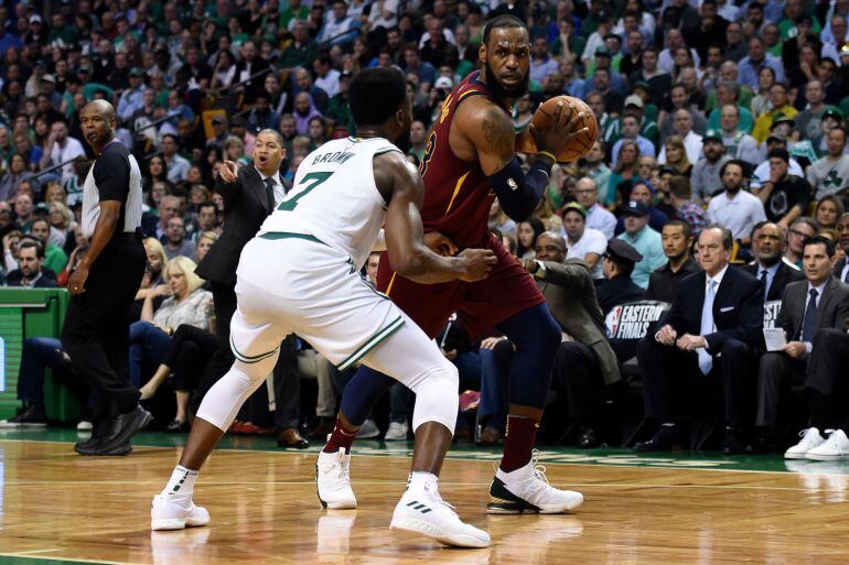 LeBron James, con la pelota ante Jaylen Brown