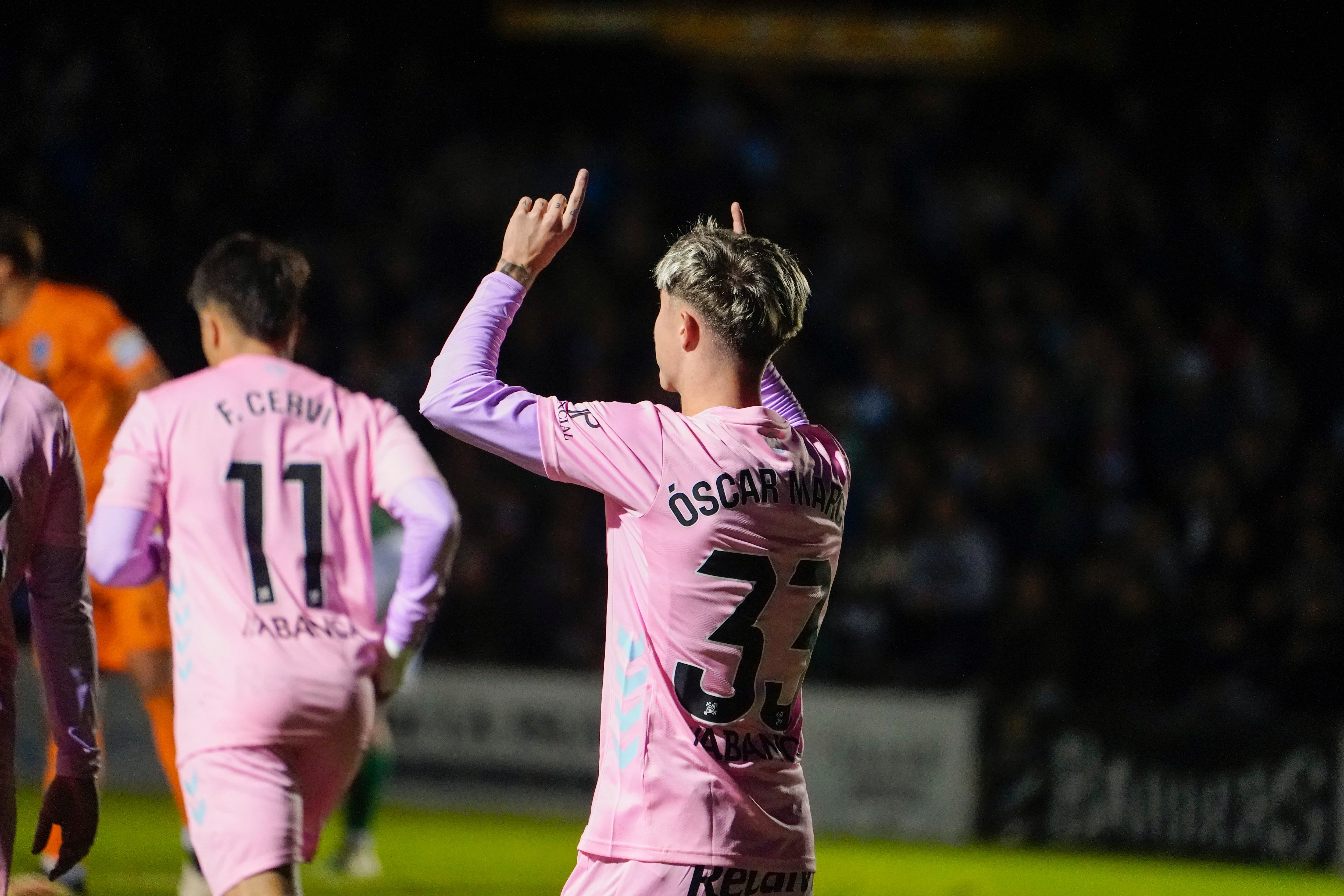NAVIA (ASTURIAS), 30/10/2025.- El centrocampista del Celta Óscar Marcos celebra el primer gol de su equipo en el partido de la primera ronda de la Copa del Rey de fútbol que enfrenta este jueves al Puerto de Vega y al Celta de Vigo. EFE/ Paco Paredes
