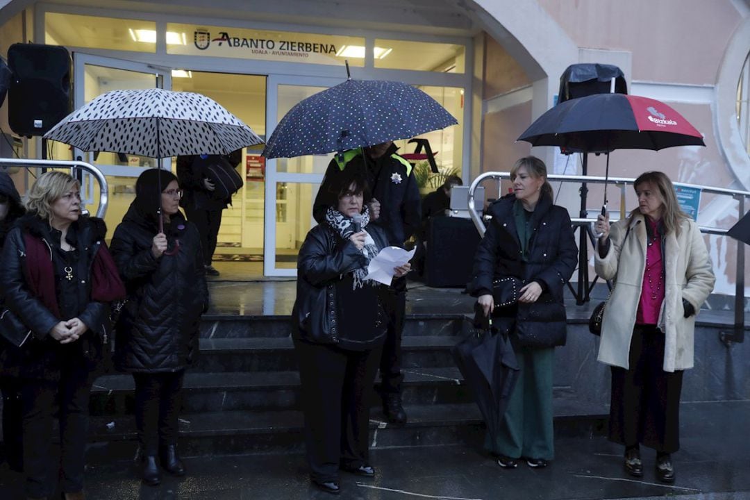 Al termino de la concentración, la alcaldesa de la localidad, Maite Etxebarria, ha agradecido a los vecinos, en nombre del Ayuntamiento, su presencia en la concentración “de repulsa ante el asesinato de dos mujeres” del municipio, Miren Uranga, de 56 años, y su hija, Paola Méndez, de 24