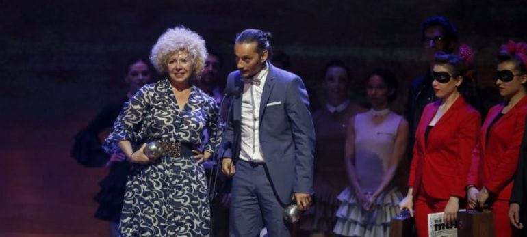 Los coreógrafos Rosangeles Valls y Toni Aparisi (d) agradecen el premio a la Mejor Coreografía por el espectáculo &quot;Pinoxxio&quot; durante la ceremonia de entrega de la XIX edición de los Premios Max de las Artes Escénicas, que se celebra en el Circo Price de M