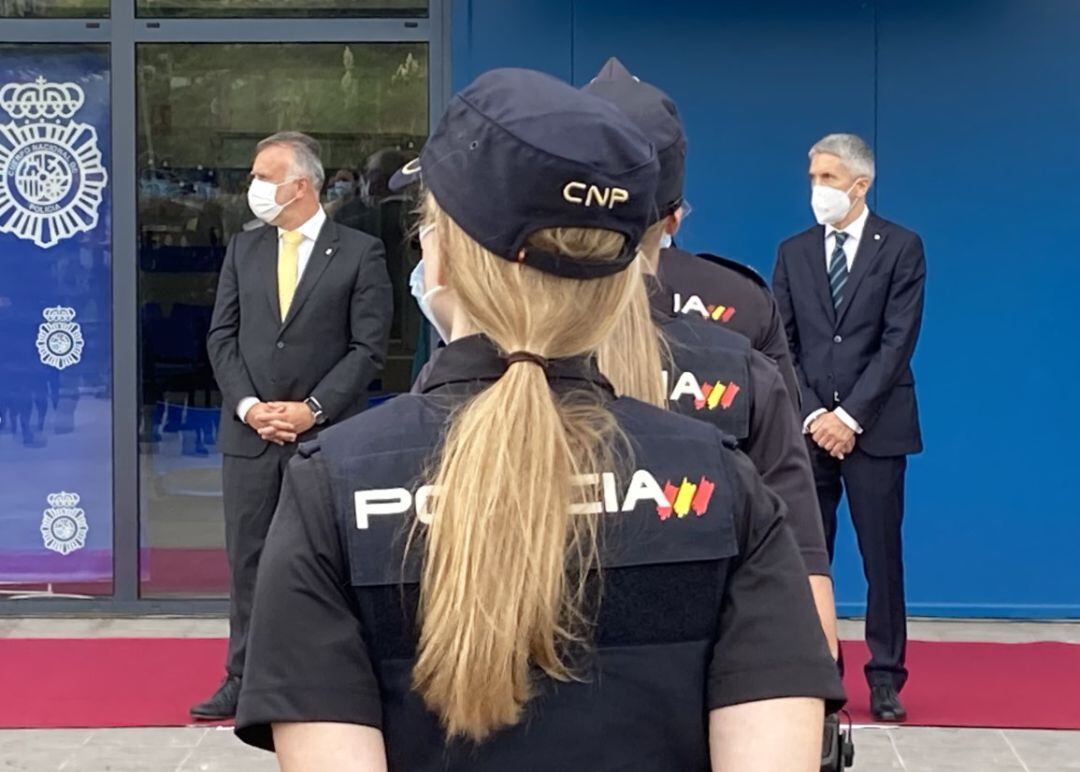 ´Fernando Grande-Marlaska y Angel Victor Torres en la inauguración de la nueva comisaría