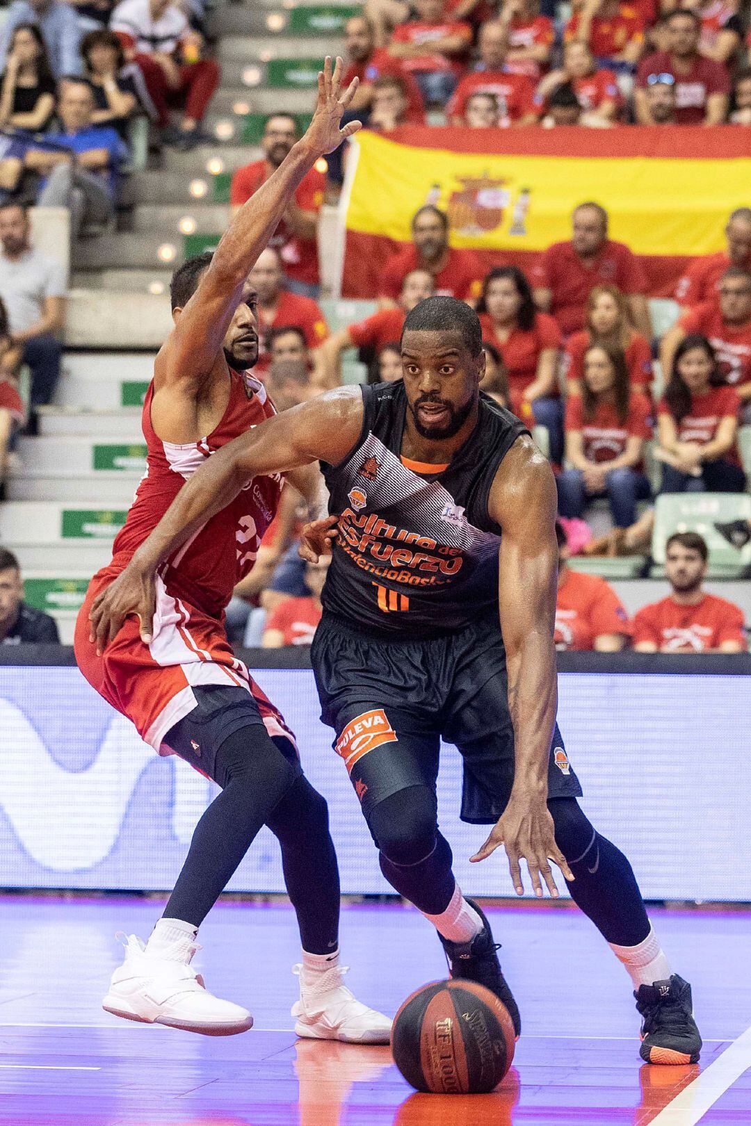 GRAF1799. MURCIA, 07102018.- El ala pívot estadounidense del Valencia Basket Club Will Thomas (d) intenta entrar en la zona ante la presión del alero dominicano de UCAM Murcia Sadiel Rojas (i), durante el partido de la tercera jornada de la Liga Endesa, q