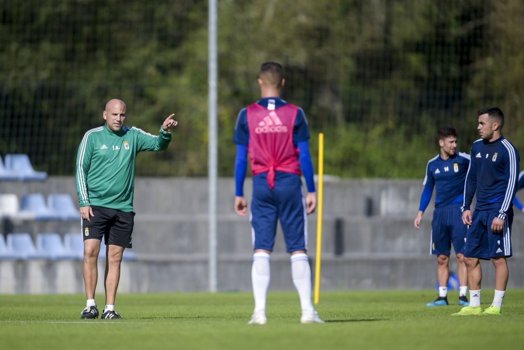 Rozada dando unas indicaciones durante el entrenamiento