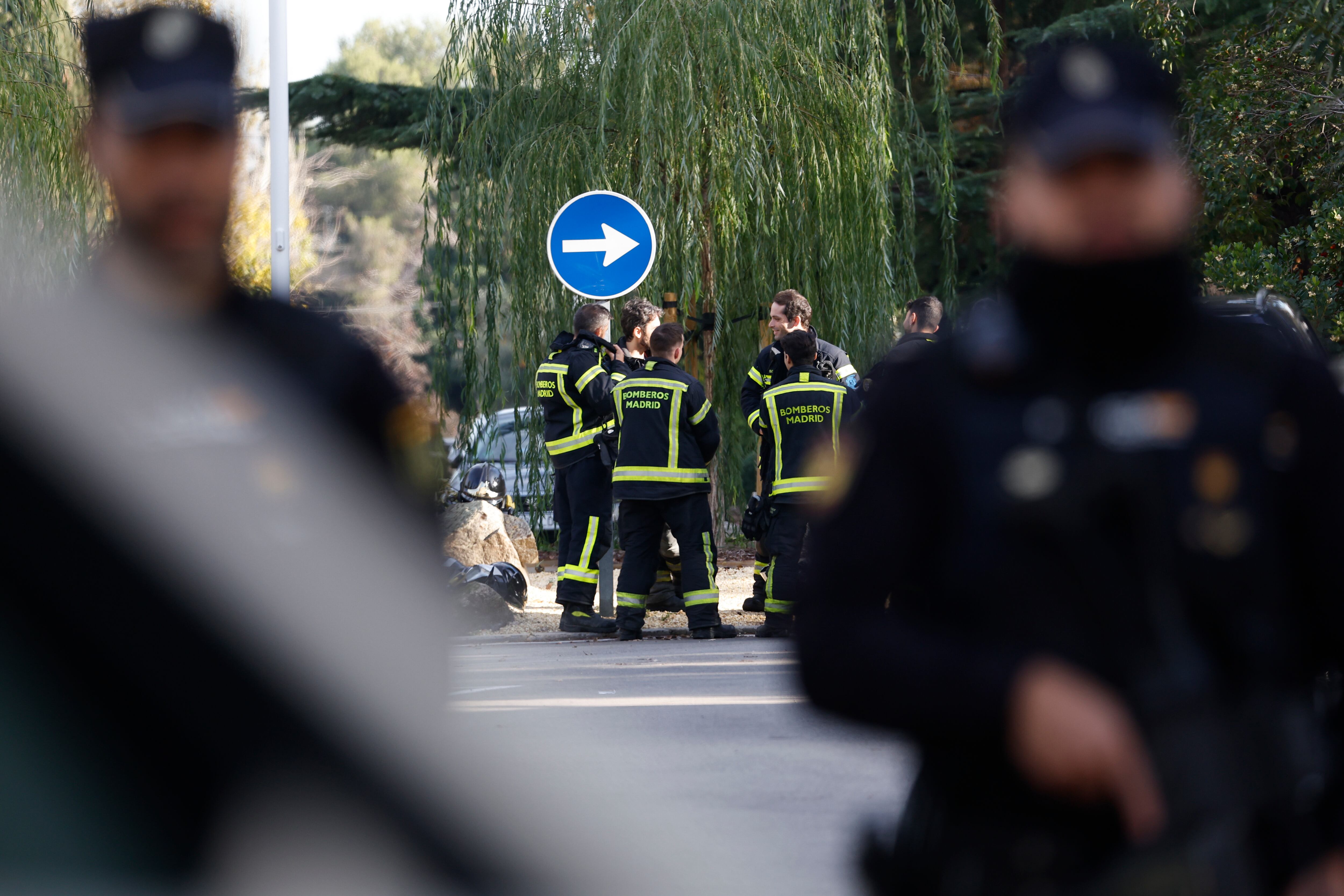 Miembros de la Policía Nacional y los Bomberos desplegados en las proximidades de la Embajada de Ucrania en Madrid.