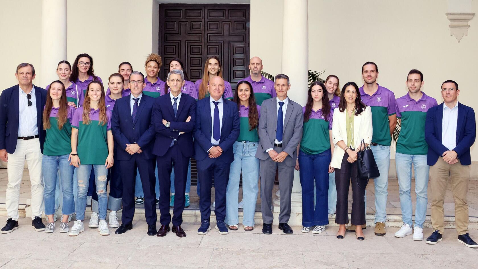 El Unicaja Mijas recibido por el presidente de la Fundación Unicaja, José Manuel Domínguez, y Sergio Corral, y directivos de Unicaja Banco