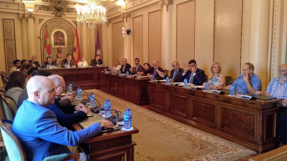 El incremento de sueldo, el pacto de gobierno y las liberaciones de los vicepresidentes generan debate entre PP y PSOE en el pleno de la Diputación
