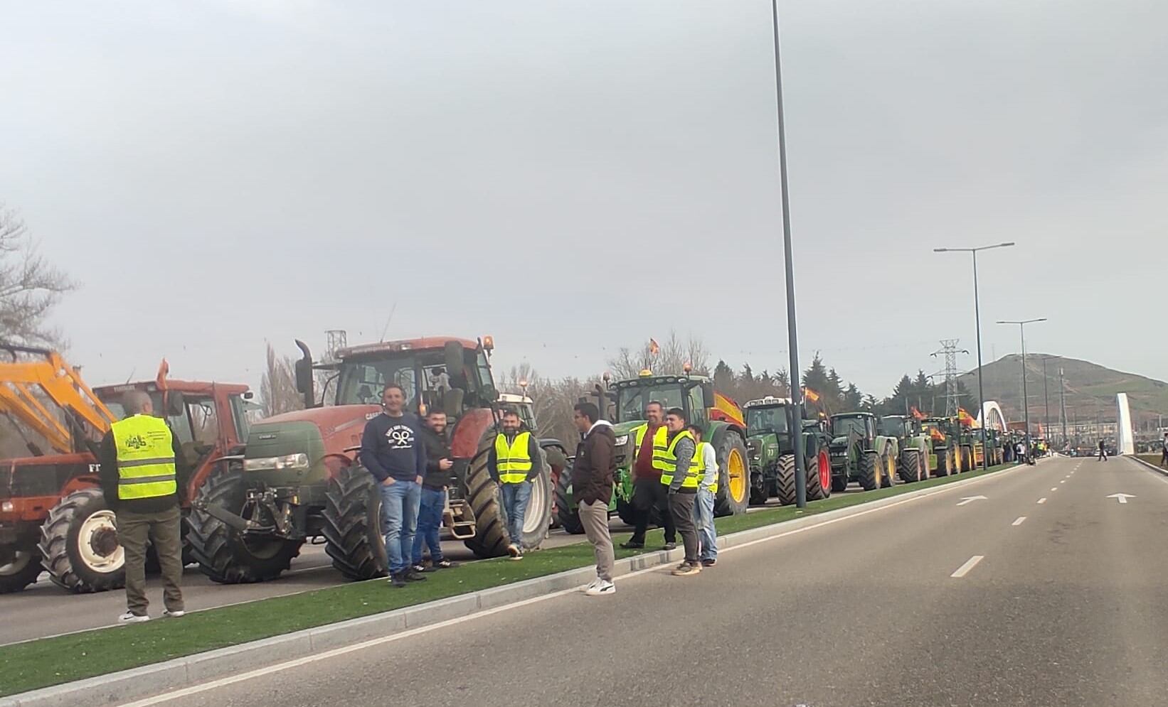 La Avenida del Alcalde Valentín Niño, cortada en uno de los dos sentidos al estar poblada de tractores. / Foto: Radio Castilla