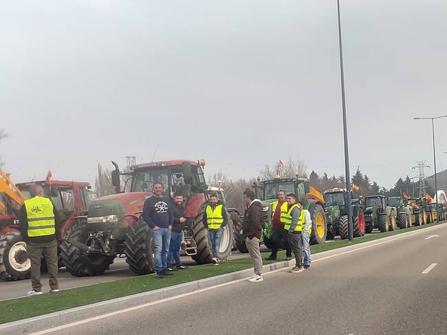 La Avenida del Alcalde Valentín Niño, cortada en uno de los dos sentidos al estar poblada de tractores. / Foto: Radio Castilla