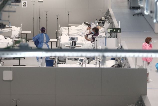 Varios pacientes en el interior de las instalaciones del Hospital Enfermera Isabel Zendal.